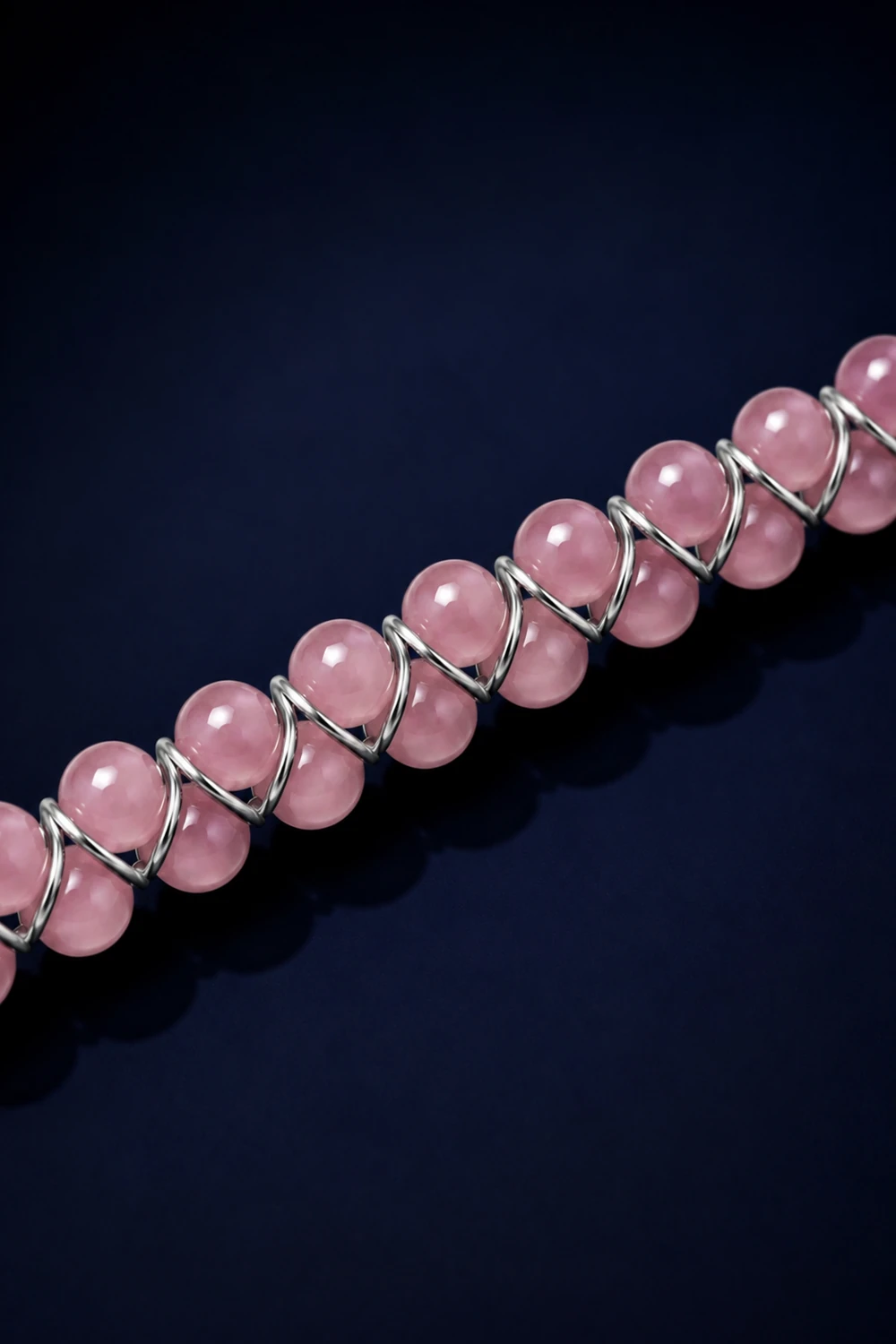Pembe Kuvars 8mm Çift Sıra Doğal Taş Bileklik taş dokusu yakın çekim gece