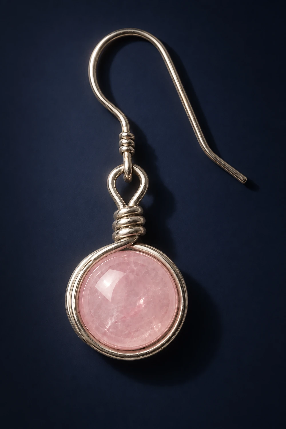 Pembe Kuvars 8mm Tel Çerçeveli Küpe taş dokusu yakın çekim gece