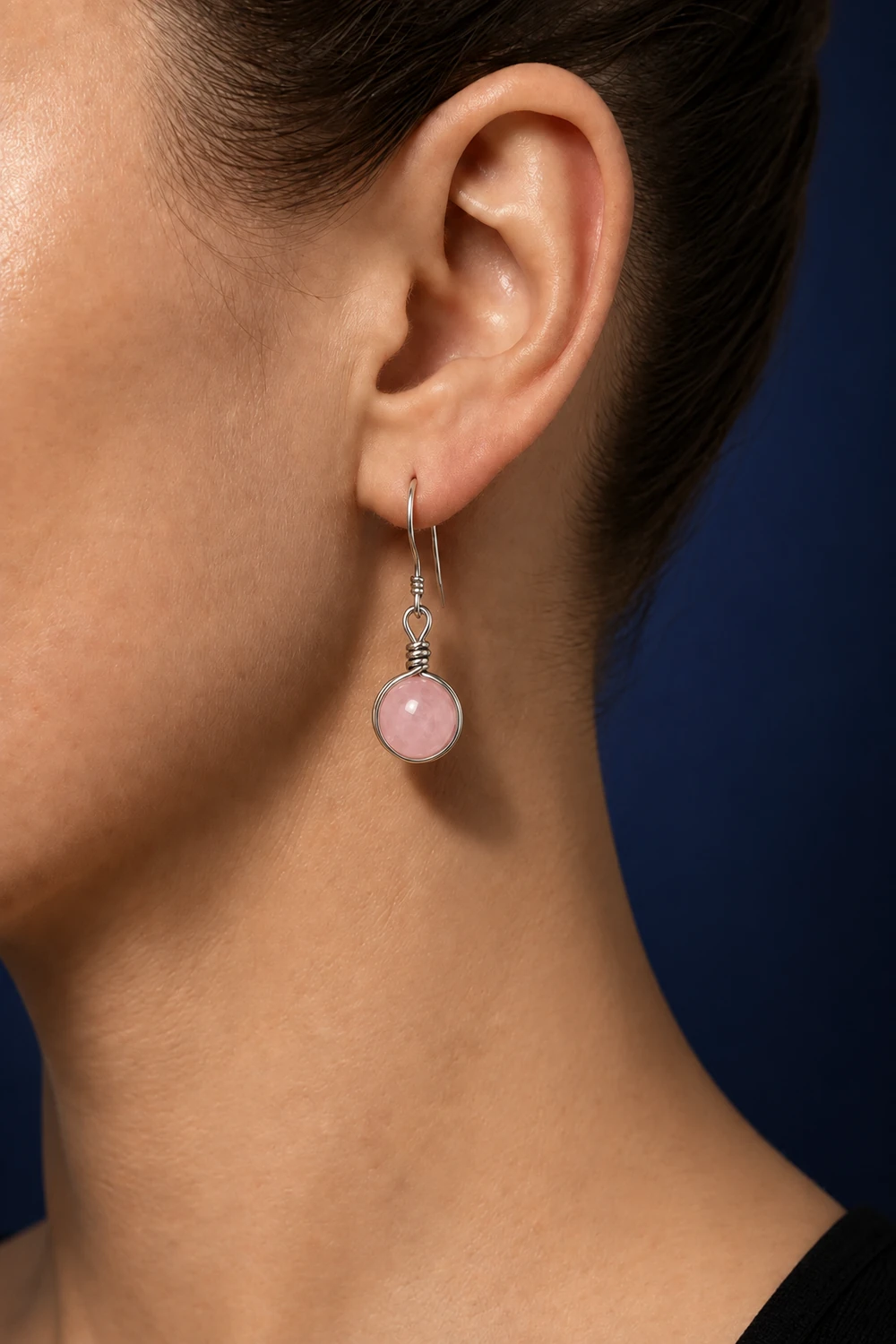 Pembe Kuvars 8mm Tel Çerçeveli Küpe takılı hali yakın çekim gece