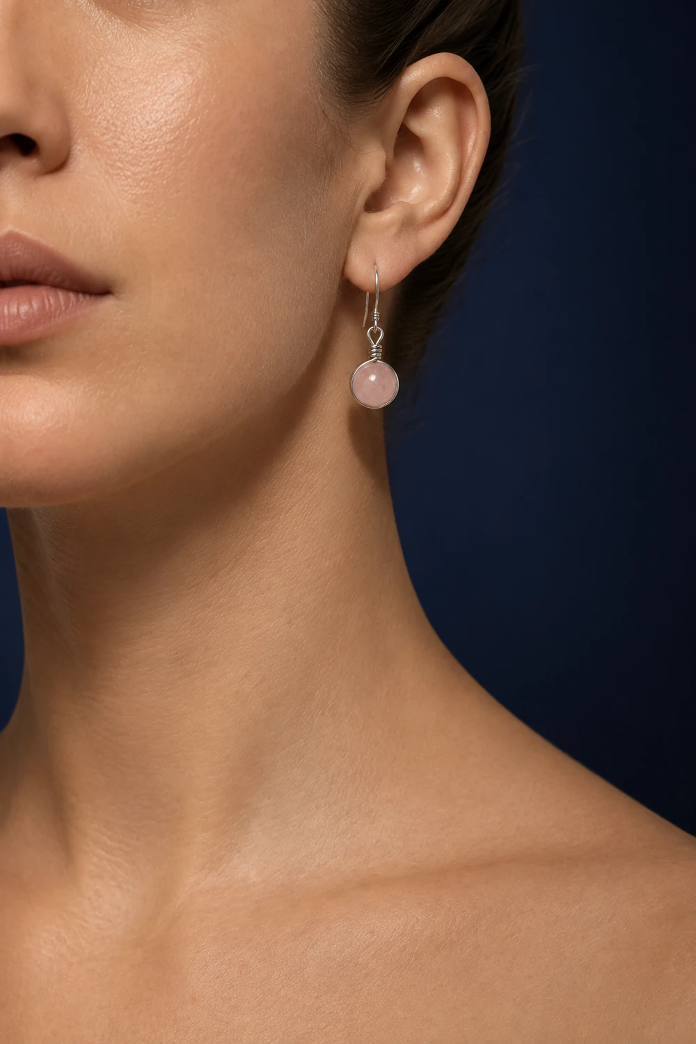 Pembe Kuvars 8mm Tel Çerçeveli Küpe model üzerinde gece