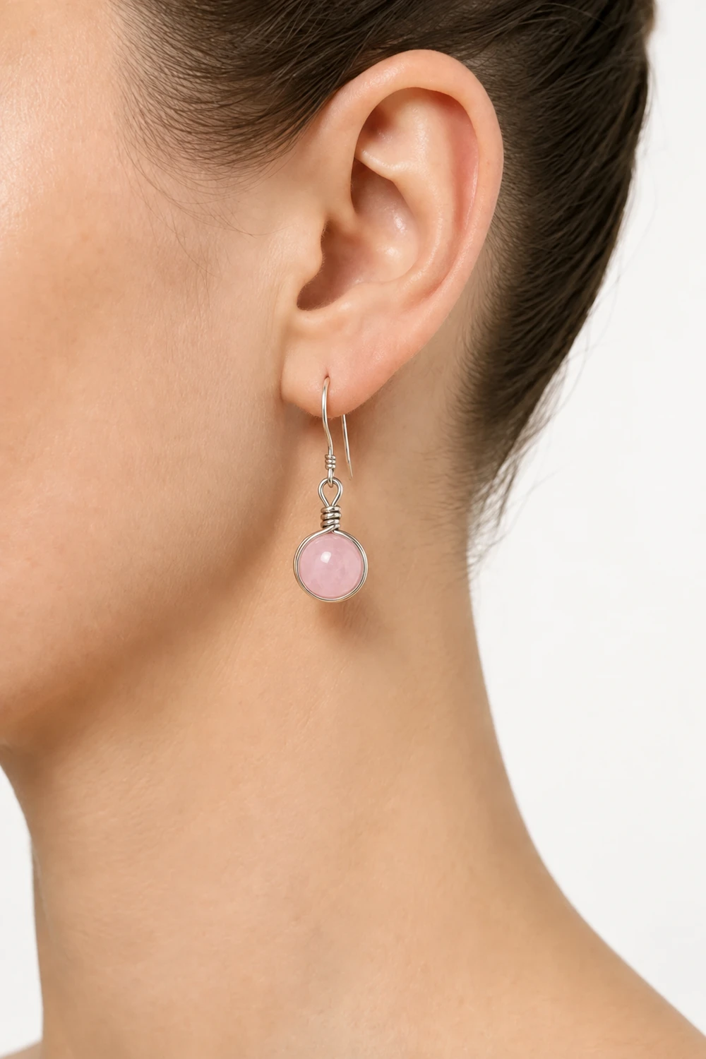 Pembe Kuvars 8mm Tel Çerçeveli Küpe takılı hali yakın çekim