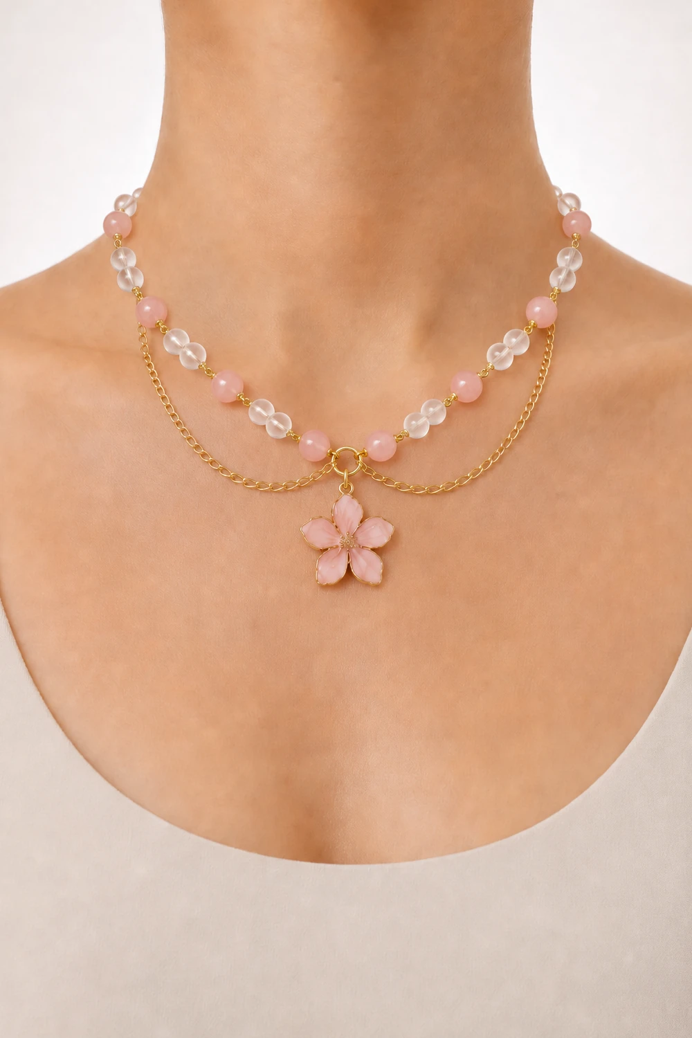 Pembe Kuvars ve Ay Taşlı Pembe Sakura Uçlu Kolye takılı hali yakın çekim