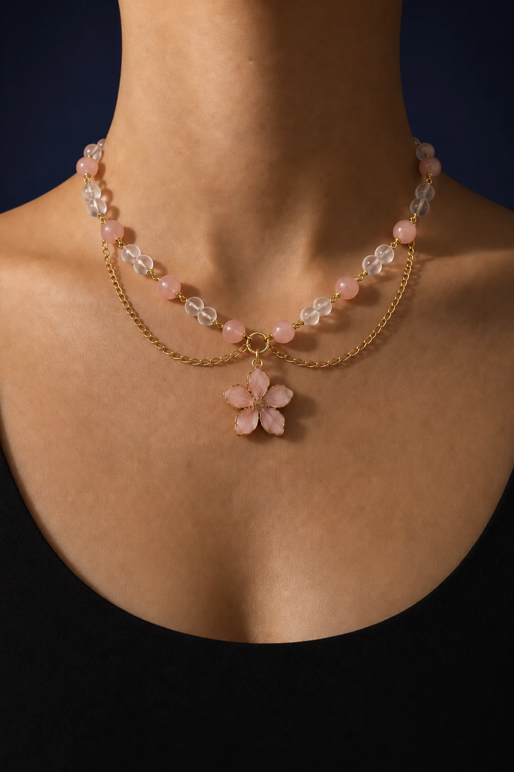 Pembe Kuvars ve Ay Taşlı Pembe Sakura Uçlu Kolye takılı hali yakın çekim gece