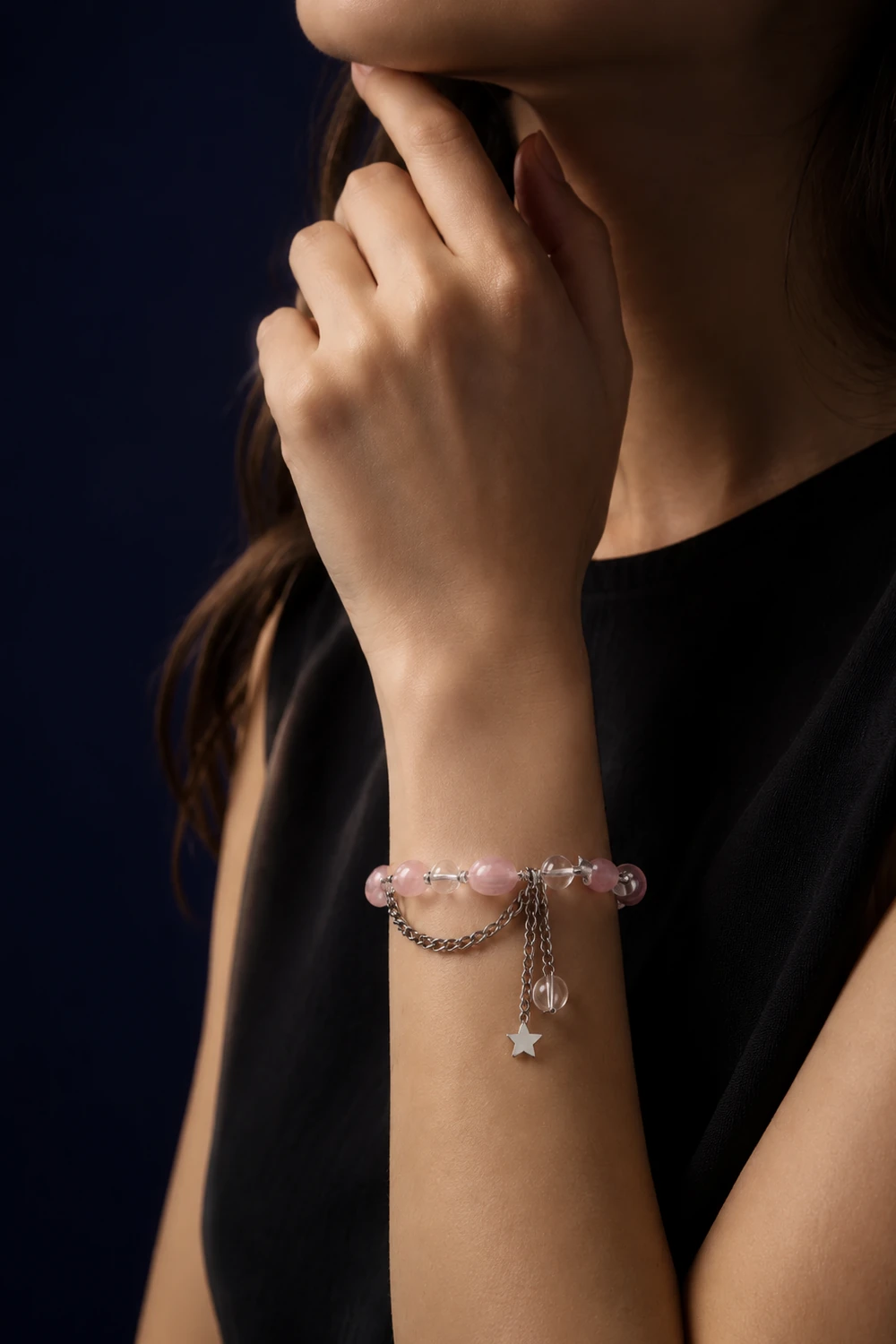 Pembe Kuvars Mercimek Kesim ve Ay Taşı 6mm Yıldız Uçlu Bileklik model üzerinde gece