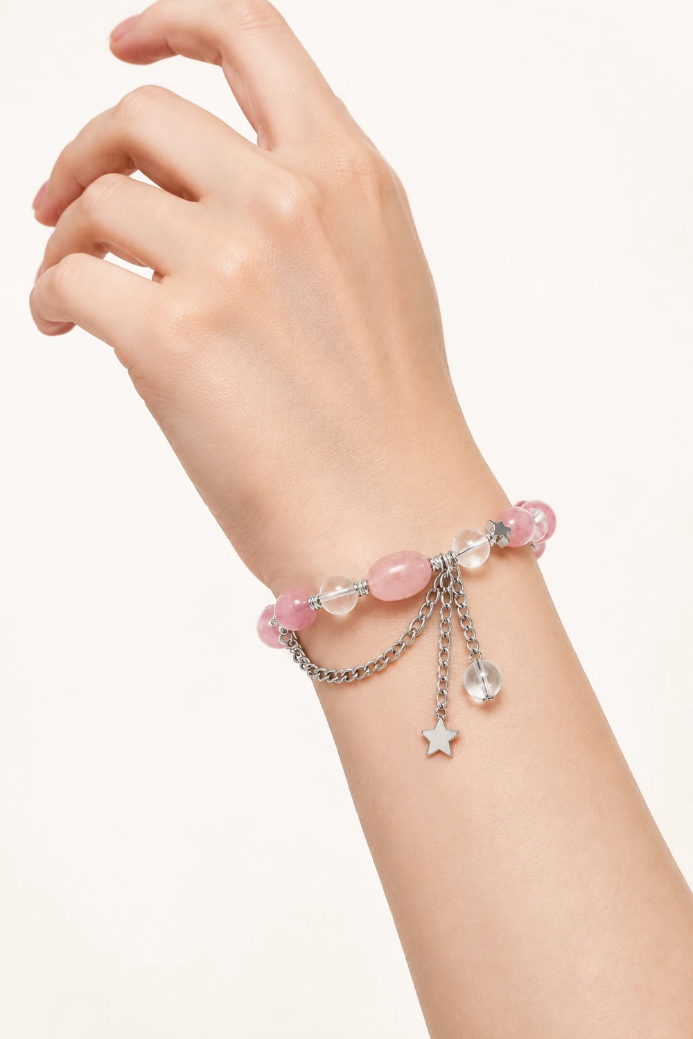 Pembe Kuvars Mercimek Kesim ve Ay Taşı 6mm Yıldız Uçlu Bileklik takılı hali yakın çekim