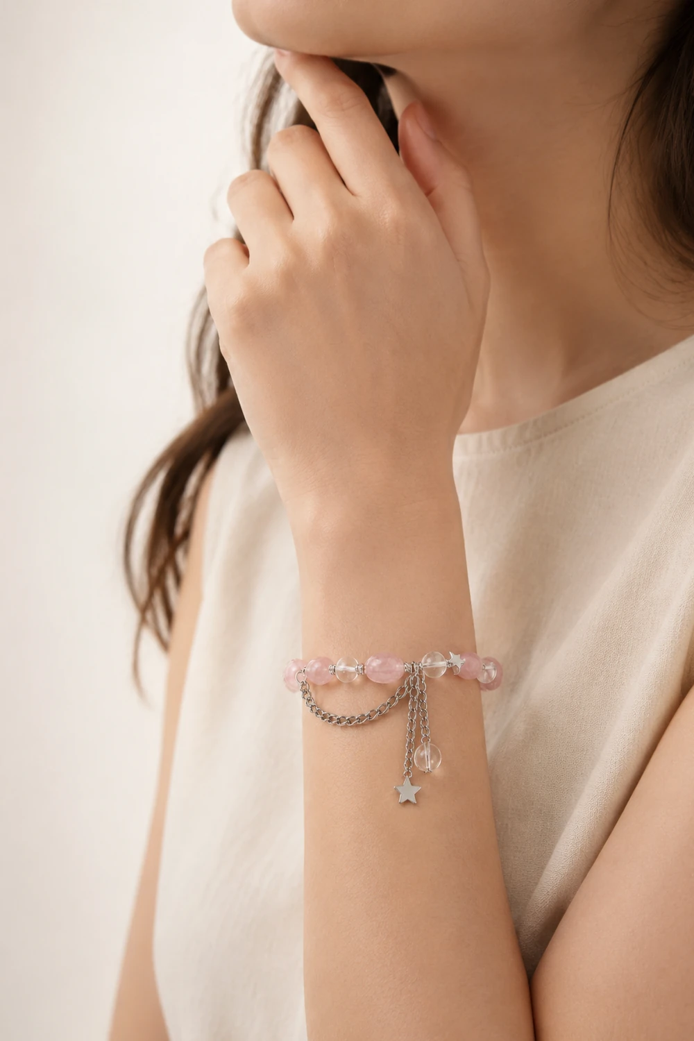 Pembe Kuvars Mercimek Kesim ve Ay Taşı 6mm Yıldız Uçlu Bileklik model üzerinde