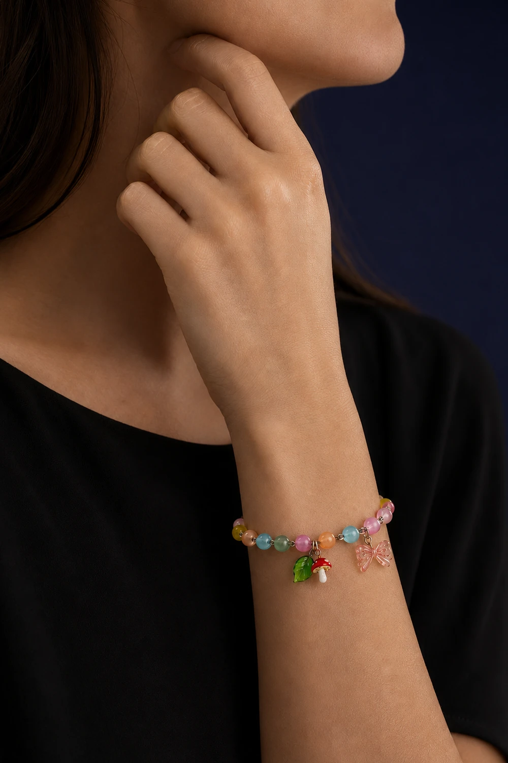 Renkli Selenit 8mm Mantar Figürlü Bileklik model üzerinde gece