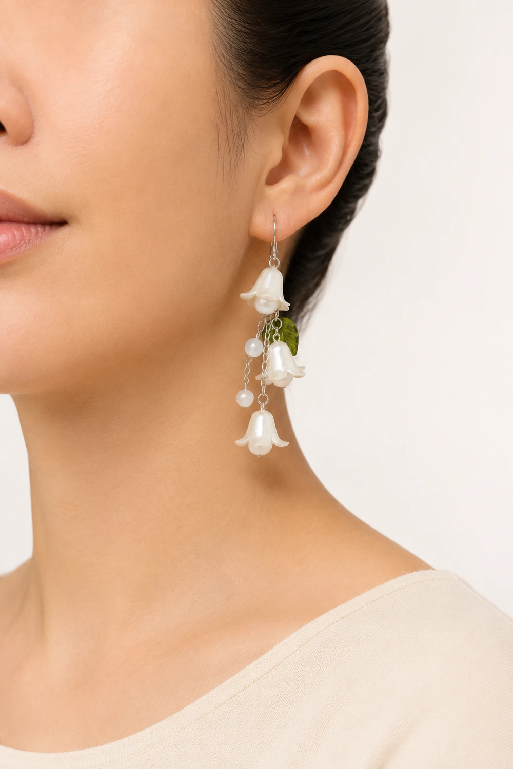 Selenit Taşlı Yaprak ve Çiçek Tasarımlı Küpe model üzerinde