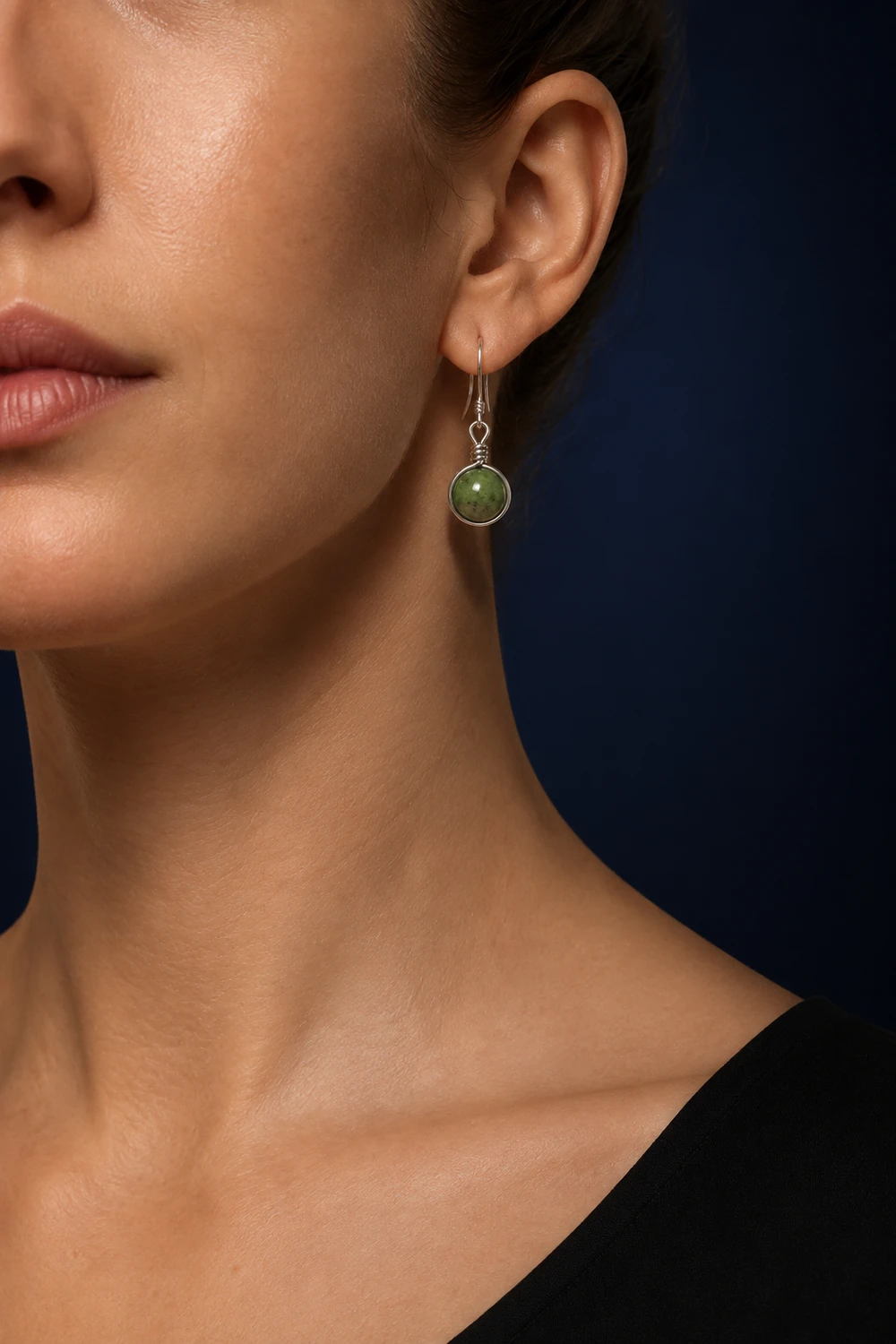Yeşim 8mm Tel Çerçeveli Küpe model üzerinde gece